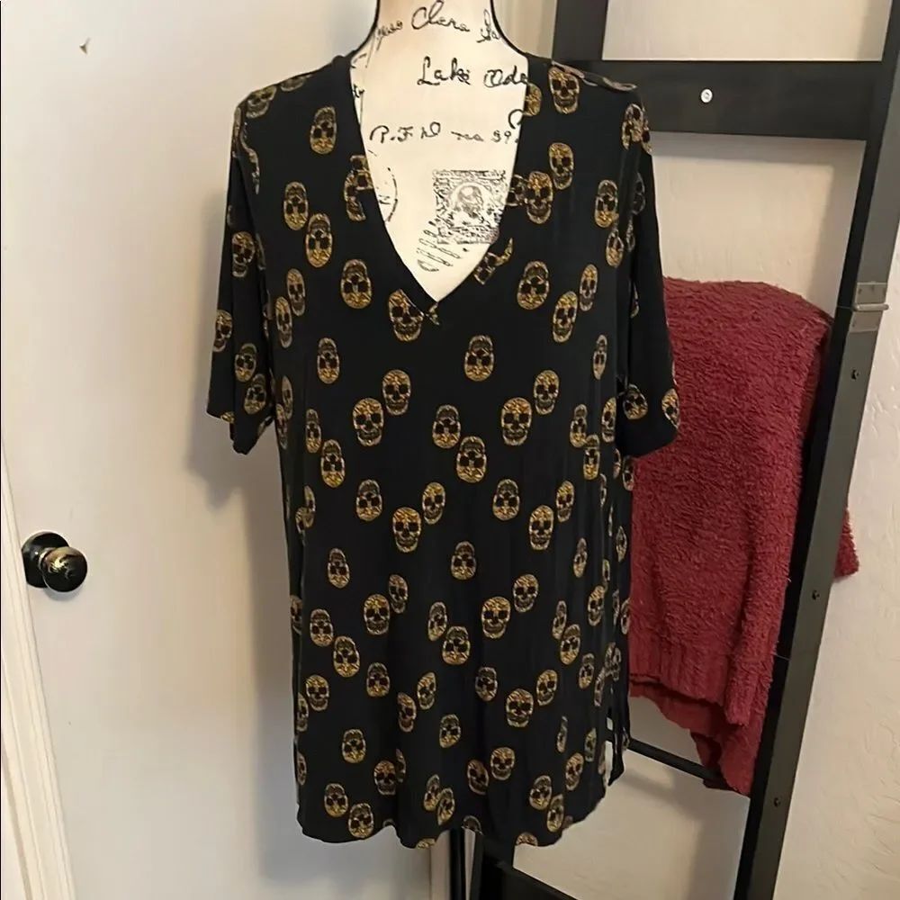 Torrid Black Gold Skull V-Neck Side Slits Pullover T-Shirt Modern Casual